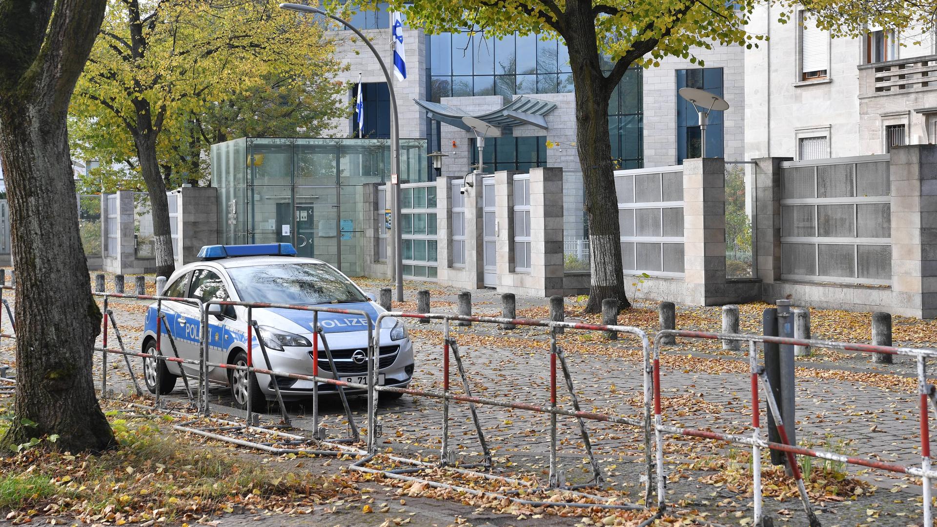 Ein Polizeiauto steht an der israelischen Botschaft in Berlin.