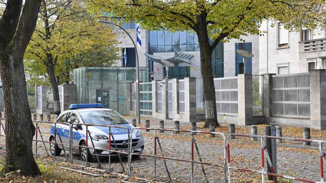 Ein Polizeiauto steht an der israelischen Botschaft in Berlin.