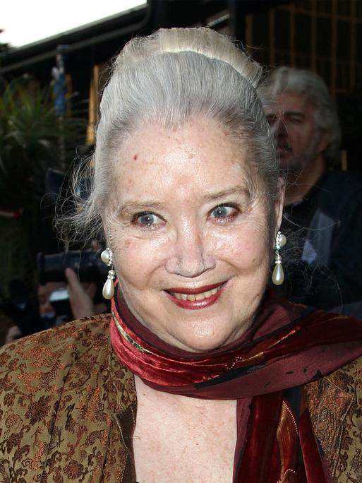 Die US-Schauspielerin Sally Kirkland lächelt in die Kamera. Das Bild wurde 2013 aufgenommen.