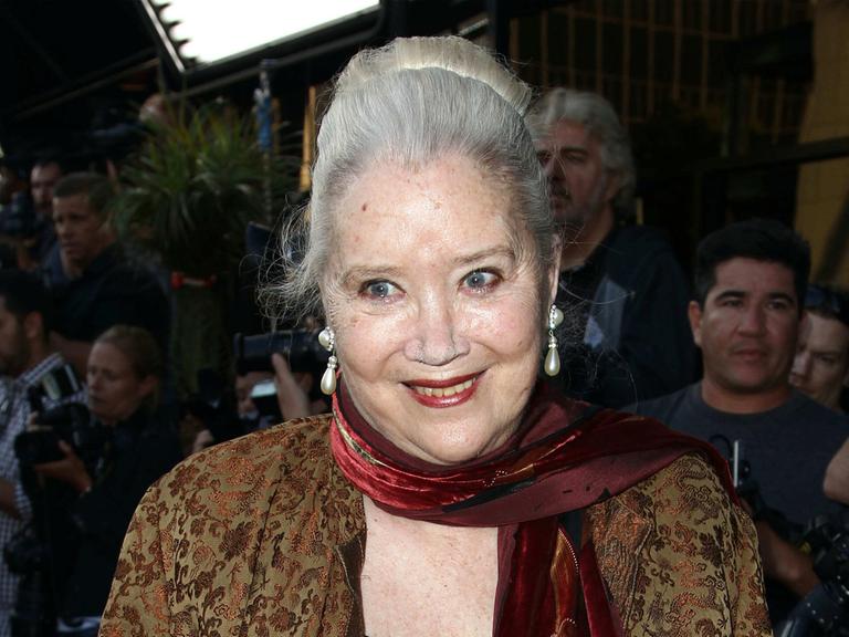 Die US-Schauspielerin Sally Kirkland lächelt in die Kamera. Das Bild wurde 2013 aufgenommen.