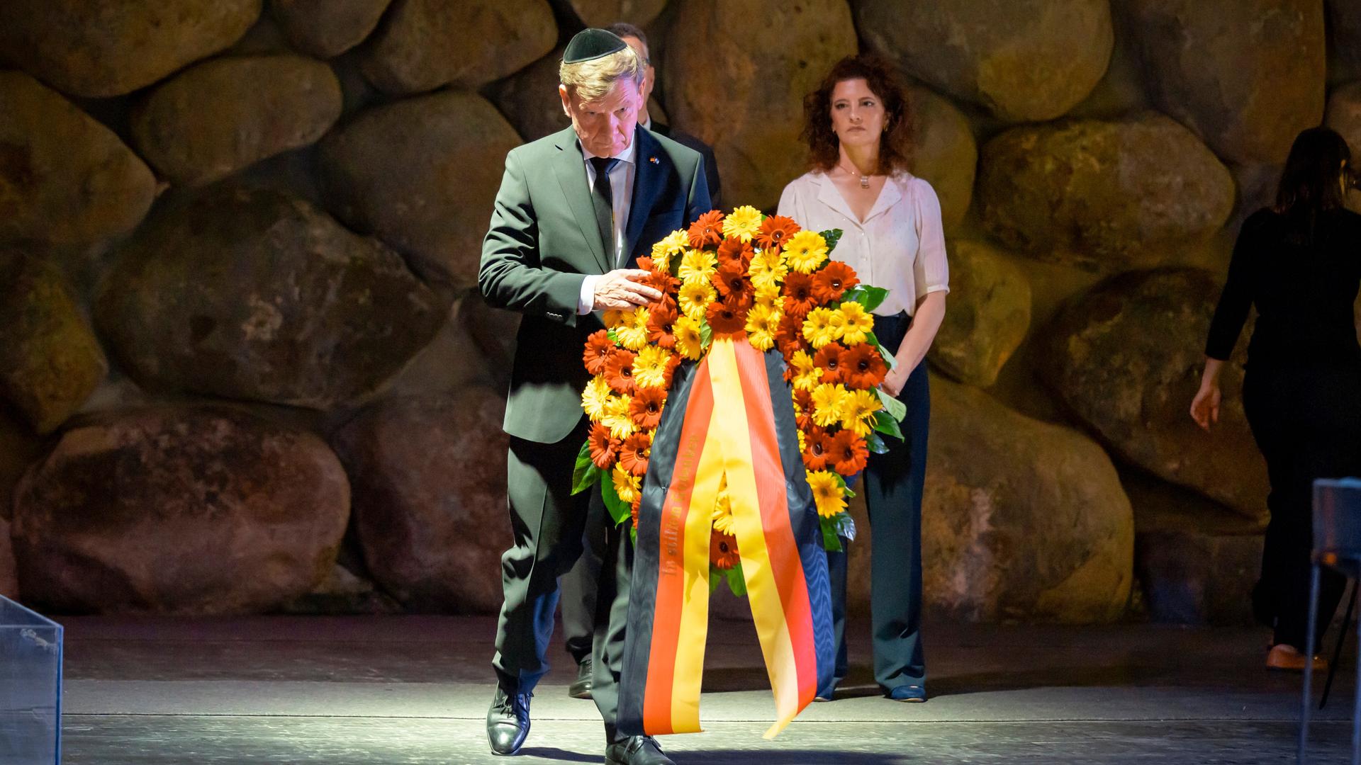 Bundesaußenminister Johann Wadephul legt in der israelischen Gedenkstätte Yad Vashem einen Kranz nieder.