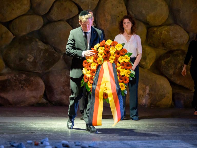 Bundesaußenminister Johann Wadephul legt in der israelischen Gedenkstätte Yad Vashem einen Kranz nieder.