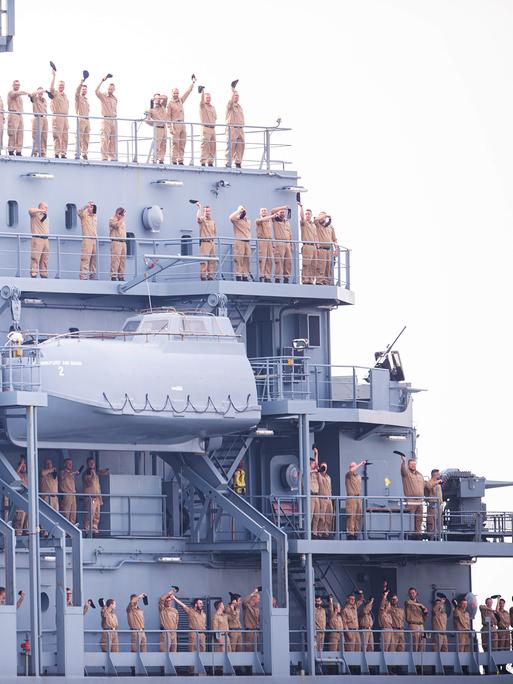 Der Bundesverteidigungsminister Boris Pistorious verabschiedet am Marine Stützpunkt Wilhelmshaven die Besatzung, alle winken vom Schiffsdeck, 7. Mai 2024.