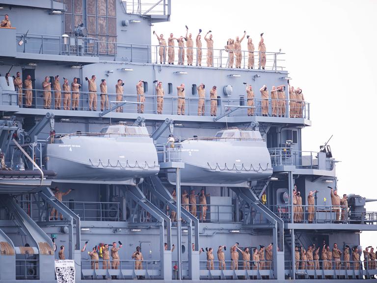 Der Bundesverteidigungsminister Boris Pistorious verabschiedet am Marine Stützpunkt Wilhelmshaven die Besatzung, alle winken vom Schiffsdeck, 7. Mai 2024.