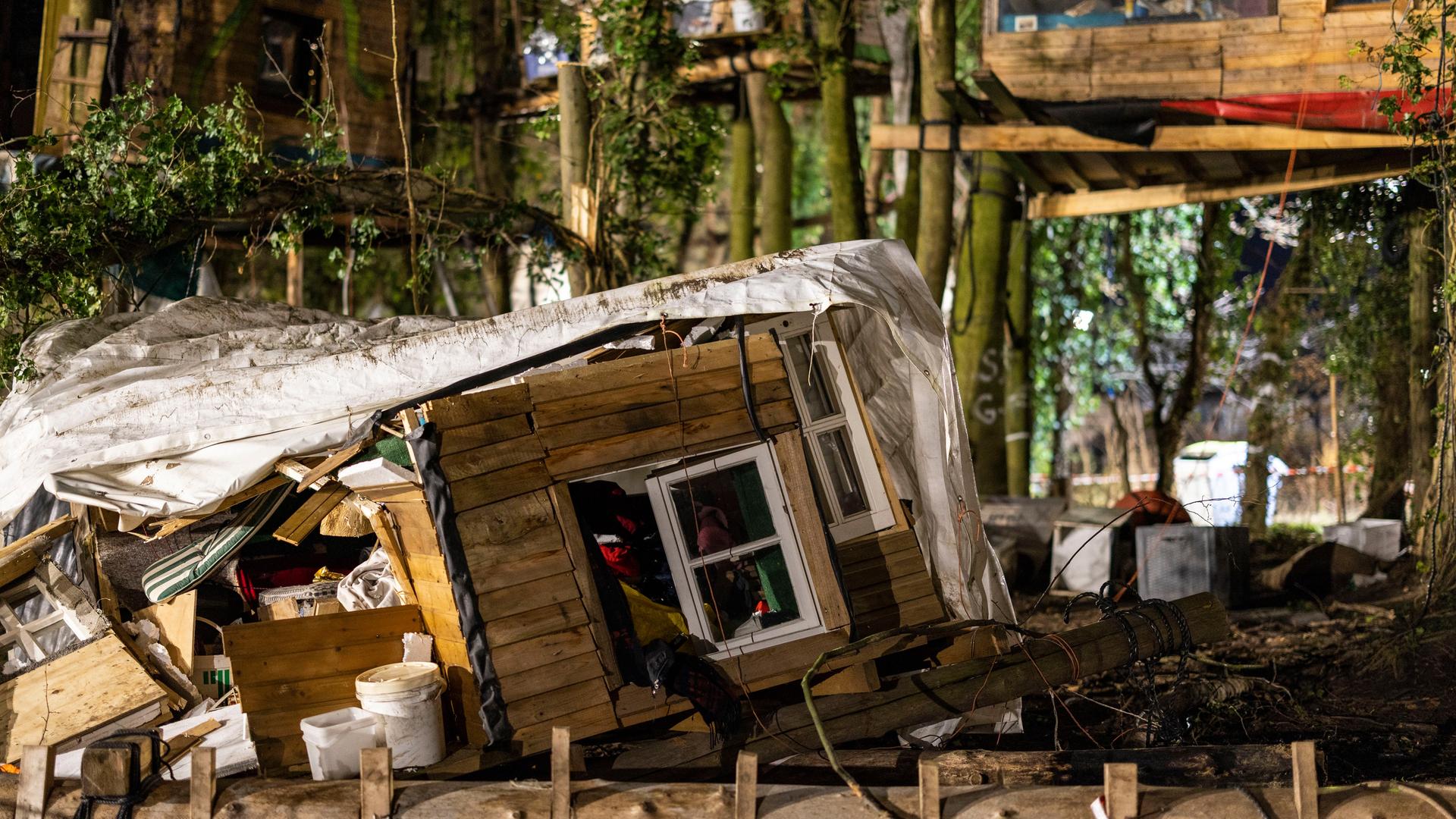 Am Montag nach den Protesten und der Räumung des ehemaligen Örtchens Lützerath liegt ein zerstörtes Baumhaus der Demonstrierenden auf dem Boden. 