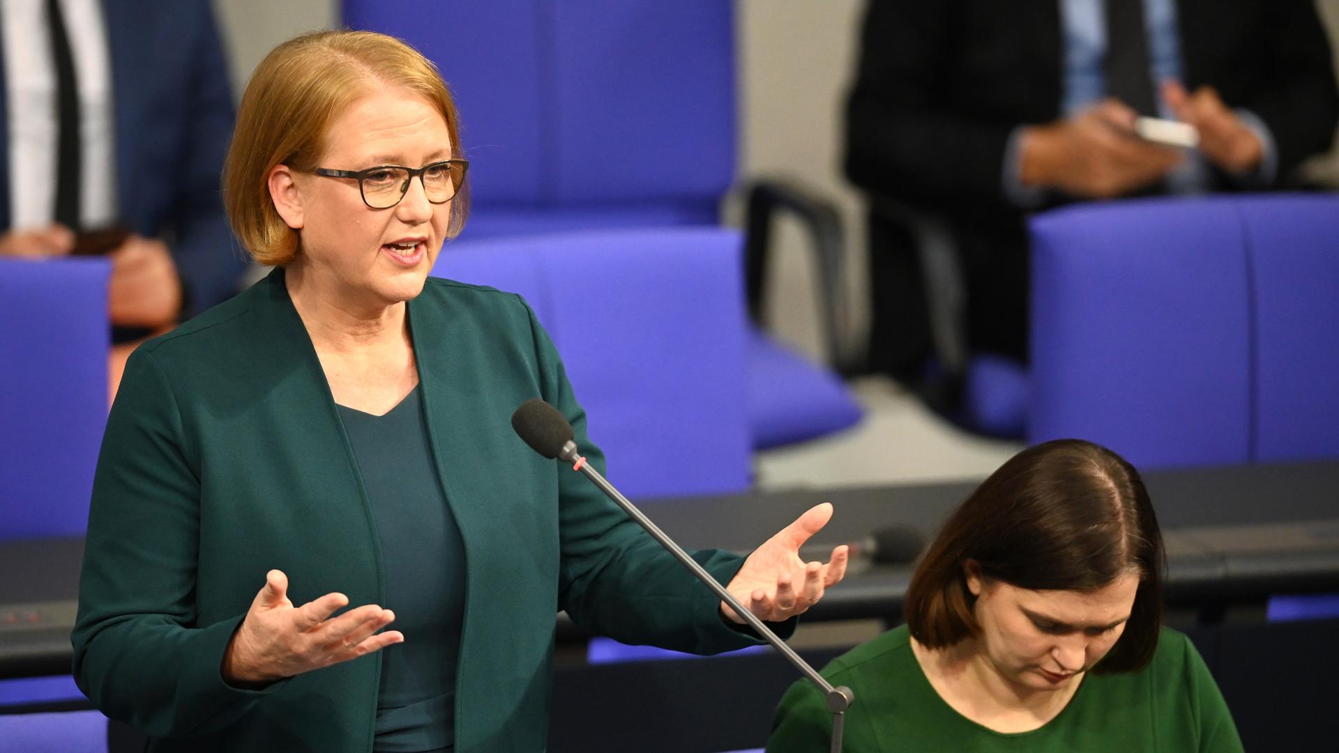 Bundesfamilienministerin Lisa Paus spricht und gestikuliert im Bundestag. 