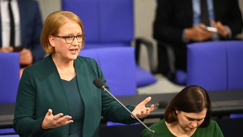 Bundesfamilienministerin Lisa Paus spricht und gestikuliert im Bundestag. 