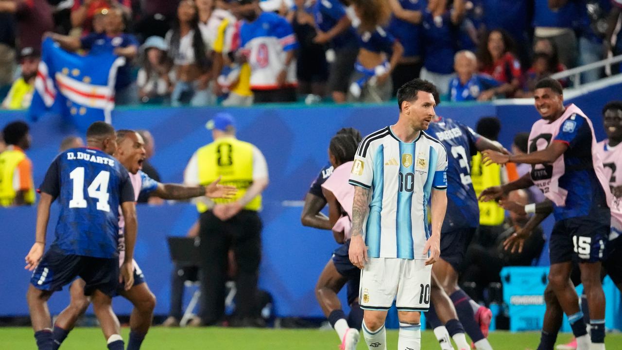 Spieler von Kap Verde feiern einen Torerfolg. Lionel Messi schaut niedergeschlagen zu. 