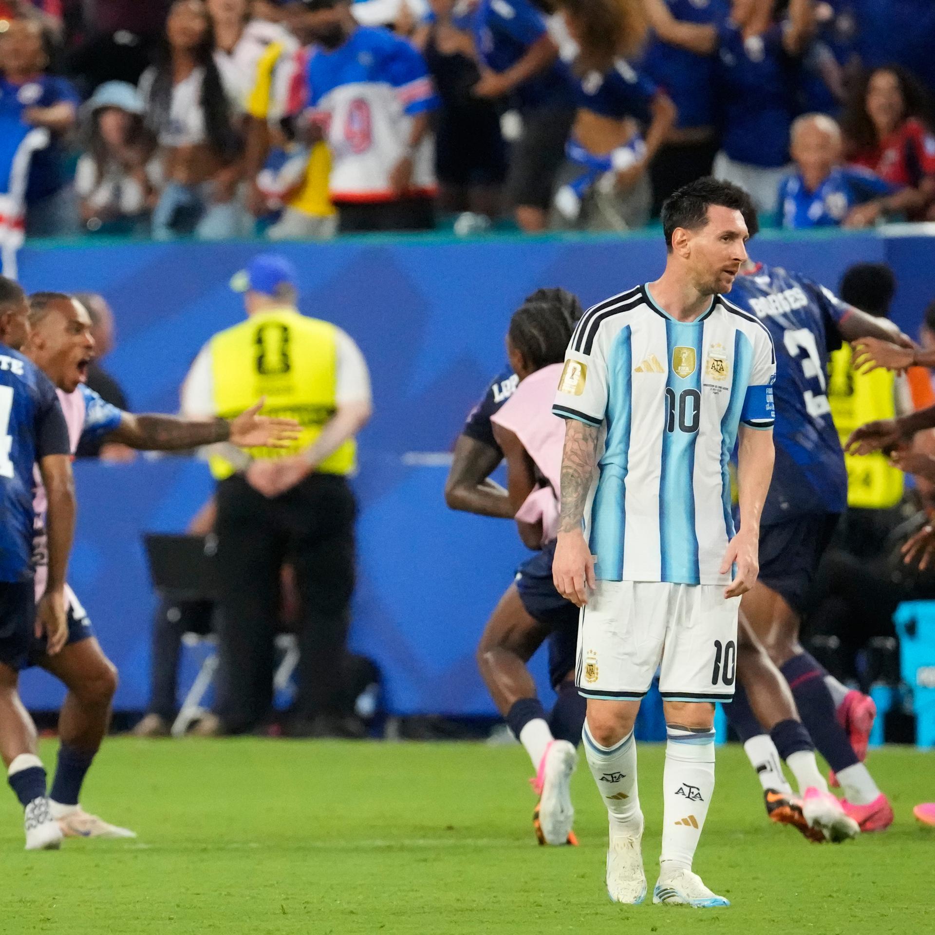 Spieler von Kap Verde feiern einen Torerfolg. Lionel Messi schaut niedergeschlagen zu. 