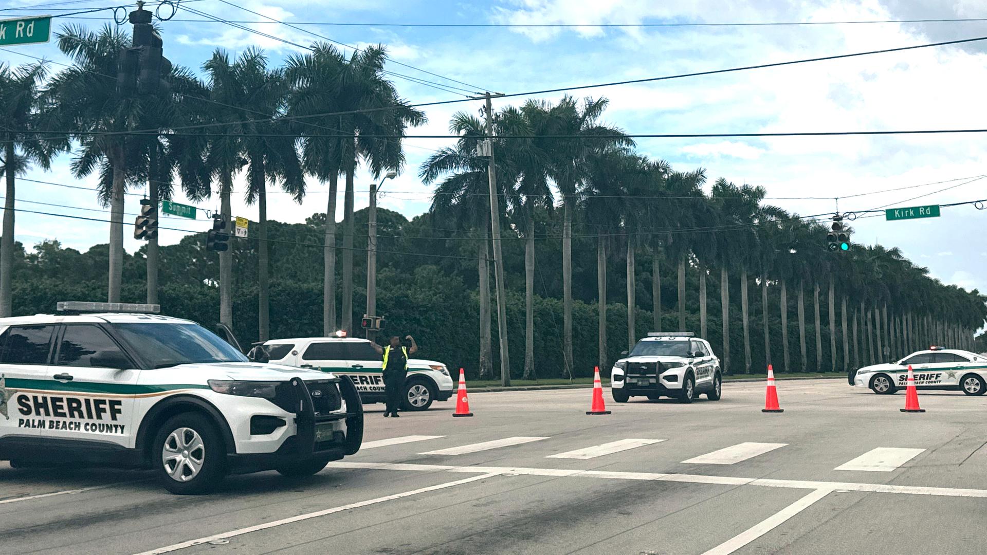 Polizei-Fahrzeuge haben in der Nähe des Trump International Golf Clubs eine Kreuzung gesperrt. 