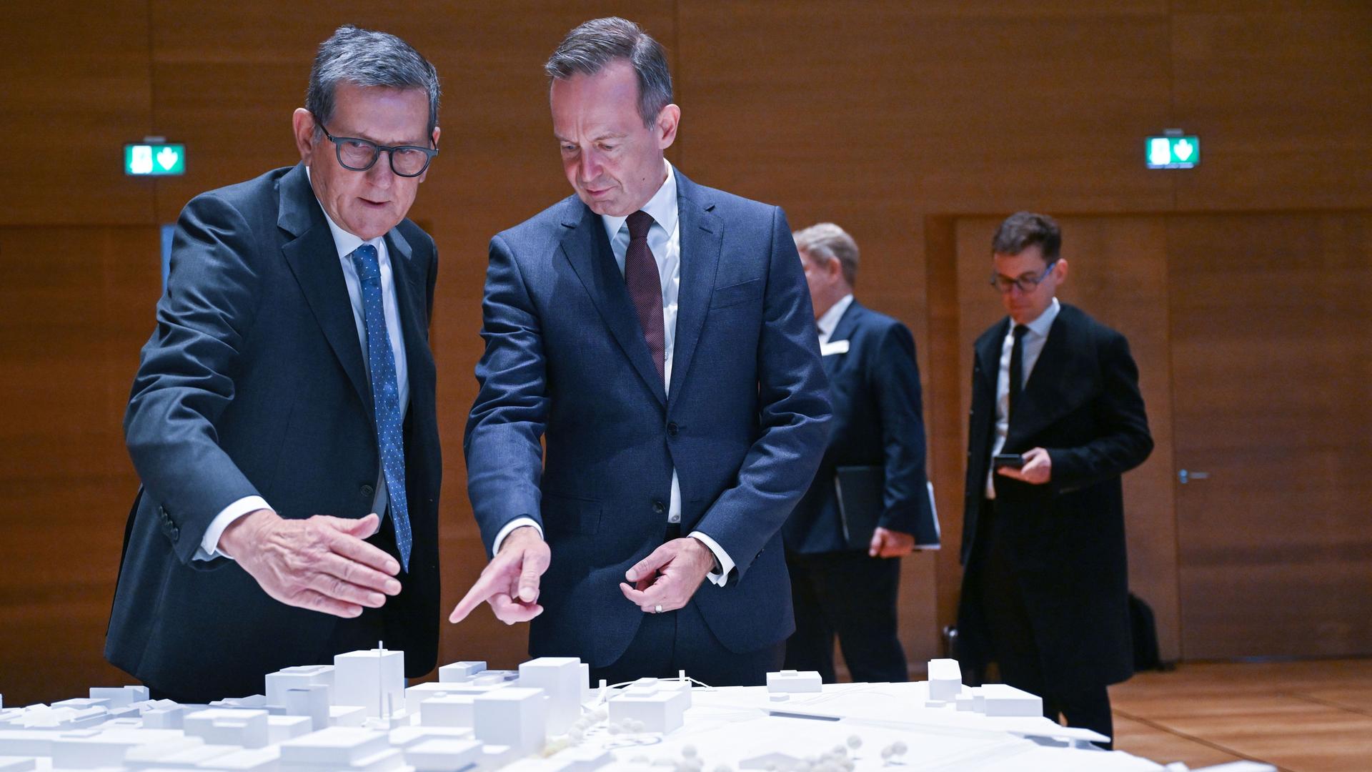 Reinhold Geilsdörfer (l) von der Dieter-Schwarz-Stiftung und Volker Wissing (r, FDP), Bundesminister für Verkehr und Digitale Infrastruktur sehen sich im Bildungscampus Heilbronn ein Modell eines neuen Standorts für Künstliche Intelligenz an.