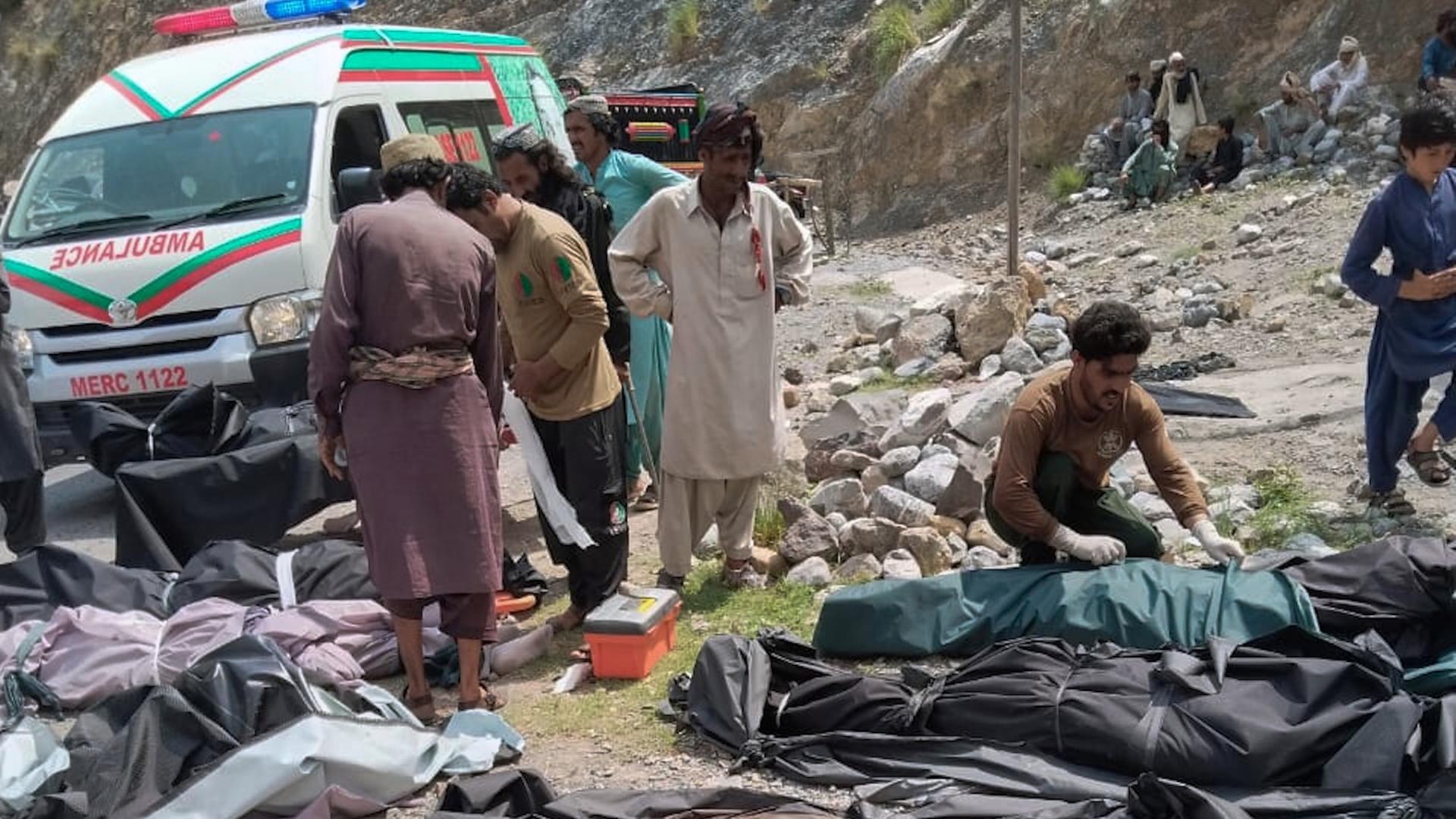 Dana Sar: Rettungskräfte und Freiwillige bedecken die Leichen der Opfer, nachdem ein überfüllter Personenbus in einer abgelegenen Gegend im Südwesten Pakistans, von einer Autobahn in eine felsige Schlucht gestürzt war.