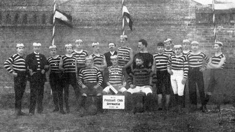 Die Reproduktion eines Fotos zeigt Spieler der Männermannschaft des Vereins BFC Germania 1888 (Aufnahme von 1891).