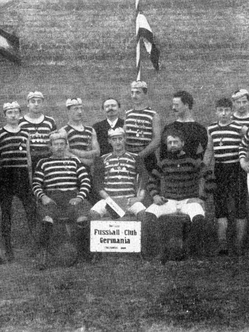 Die Reproduktion eines Fotos zeigt Spieler der Männermannschaft des Vereins BFC Germania 1888 (Aufnahme von 1891).