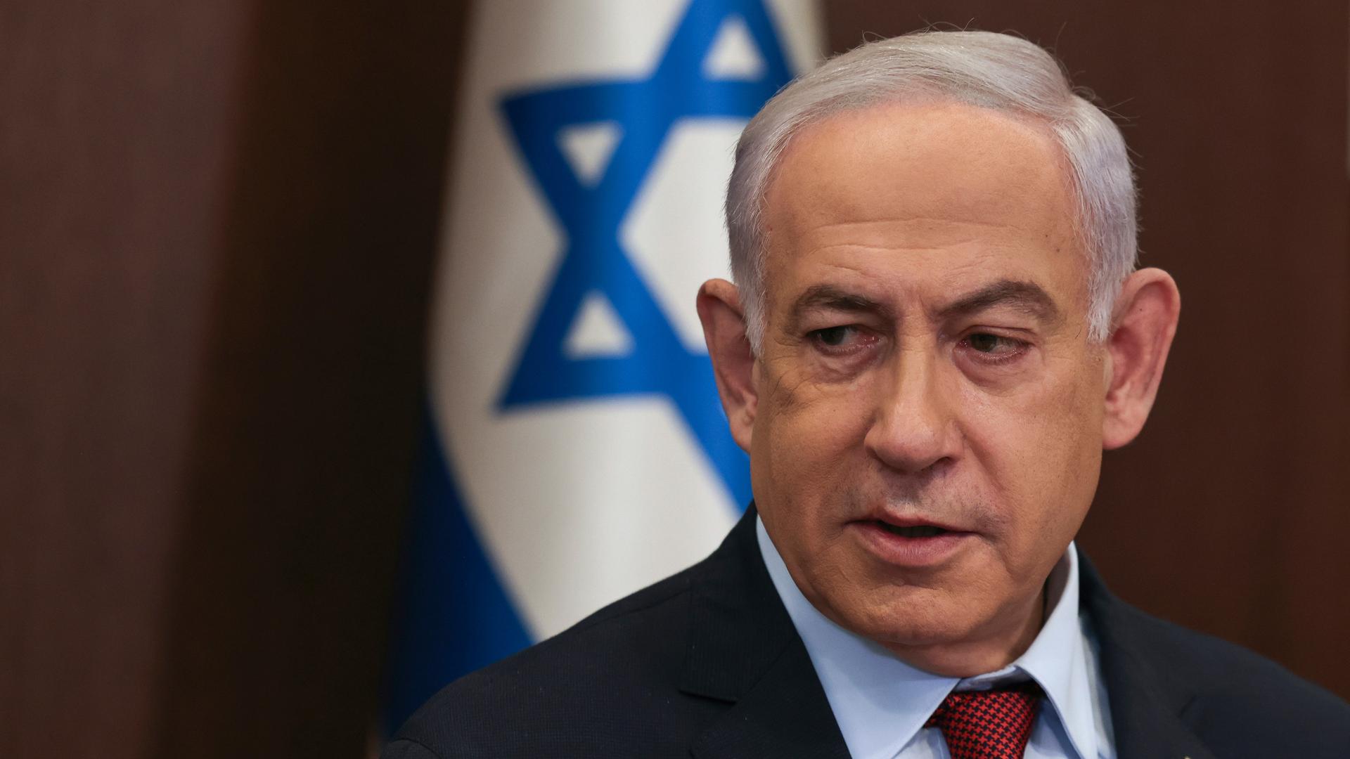 Der israelische Ministerpräsident Benjamin Netanjahu vor einer israelischen Flagge