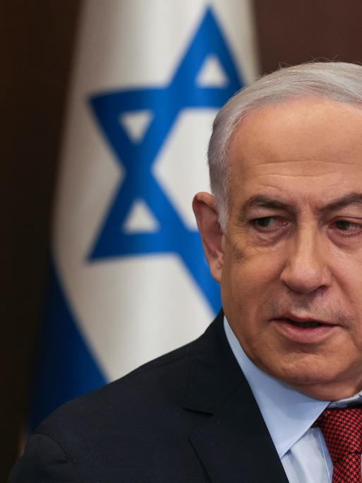 Der israelische Ministerpräsident Benjamin Netanjahu vor einer israelischen Flagge.