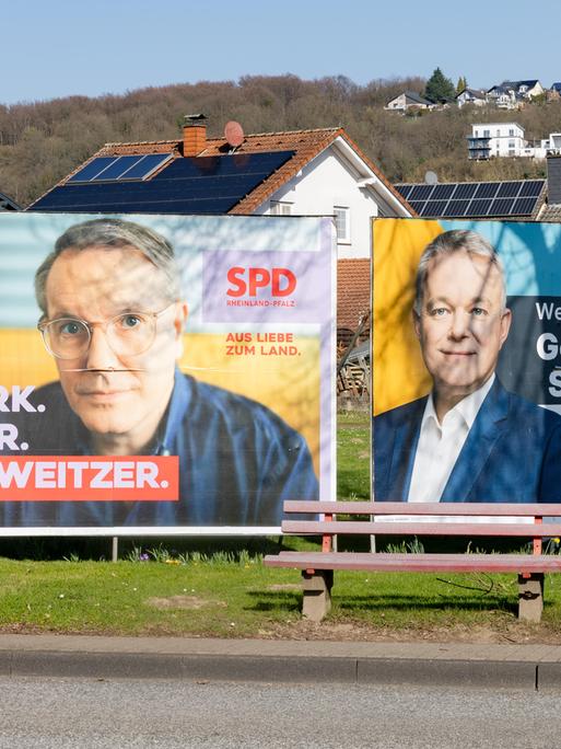 Wahlplakate der SPD mit Ministerpräsident Alexander Schweitzer (links) und CDU-Spitzenkandidat Gordon Schneider (rechts) stehen nebeneinander an der B42 in Erpel (Landkreis Neuwied).