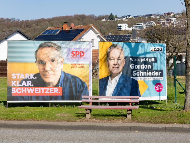 Wahlplakate der SPD mit Ministerpräsident Alexander Schweitzer (links) und CDU-Spitzenkandidat Gordon Schneider (rechts) stehen nebeneinander an der B42 in Erpel (Landkreis Neuwied).