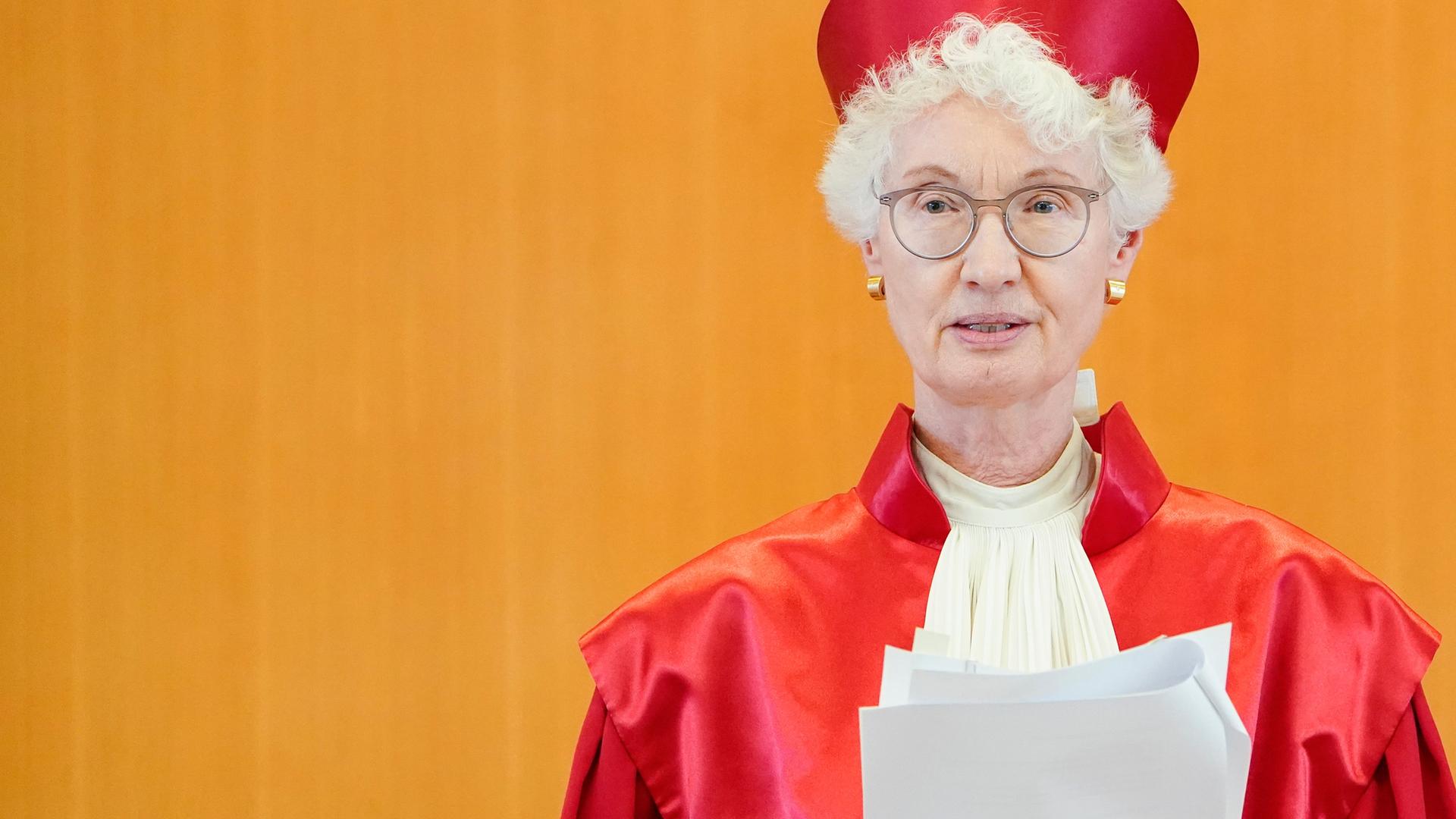 Doris König, Vizepräsidentin des Zweiten Senat des Bundesverfassungsgerichts, verliest das Urteil im Verhandlungssaal des Bundesverfassungsgerichts. 