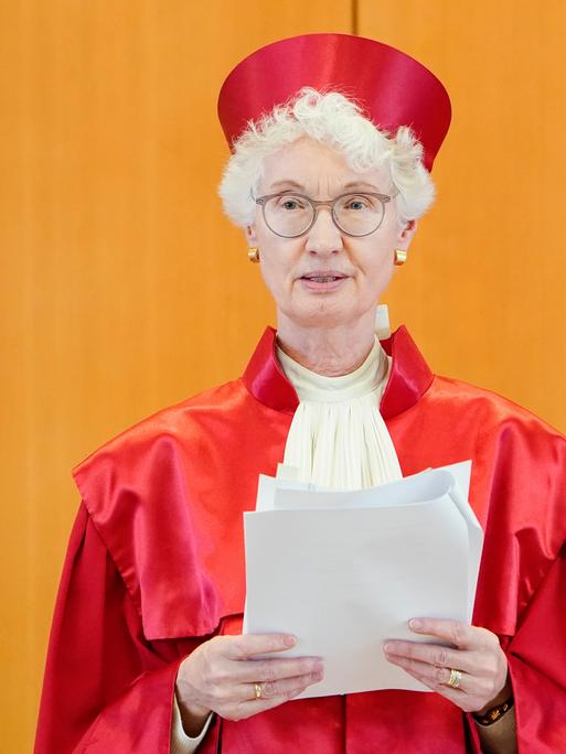 Doris König, Vizepräsidentin des Zweiten Senat des Bundesverfassungsgerichts, verliest das Urteil im Verhandlungssaal des Bundesverfassungsgerichts. 