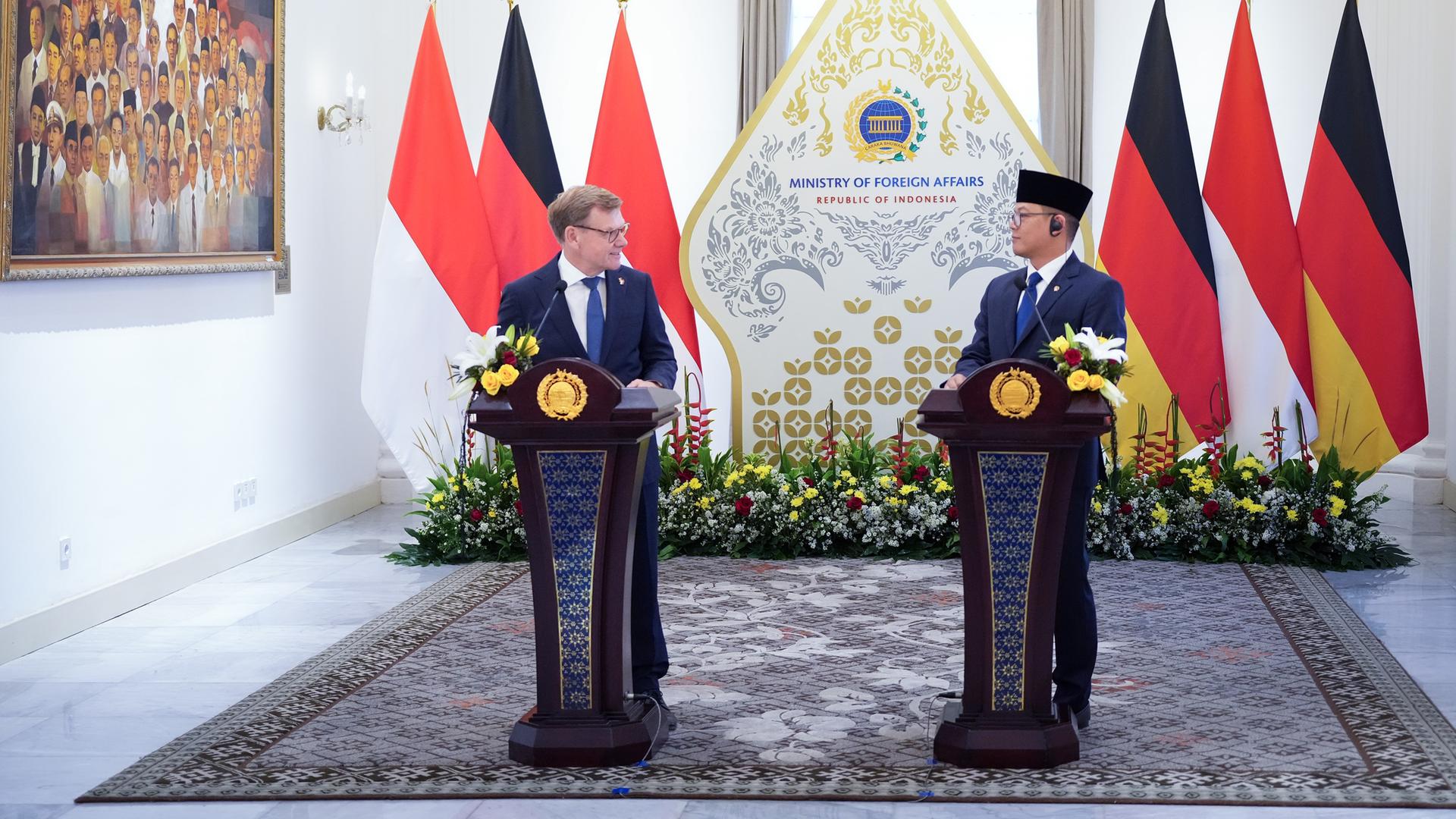 Jakarta: Bundesaußenminister Johann Wadephul (l, CDU) hält nach seinem Gespräch mit dem indonesischen Außenminister Sugiono (r) eine Rede.