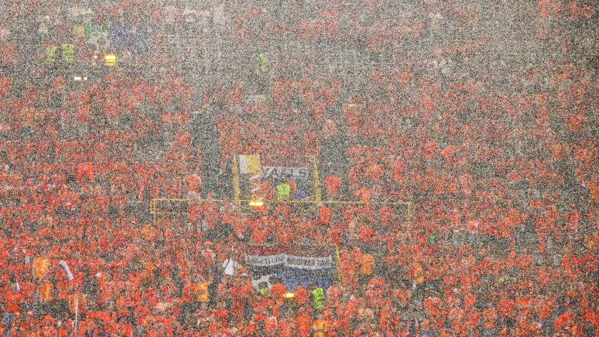 Regen beim EM-Halbfinale zwischen den Nie­der­lan­den und Eng­land in Dortmund