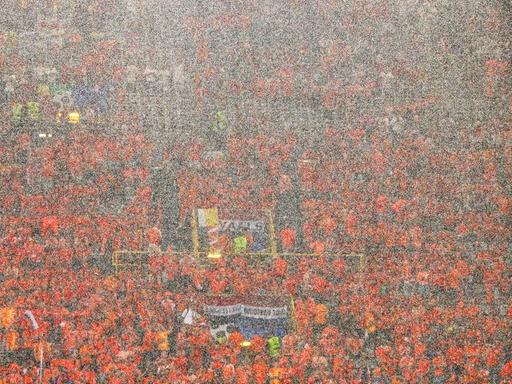 Regen beim EM-Halbfinale zwischen den Nie­der­lan­den und Eng­land in Dortmund