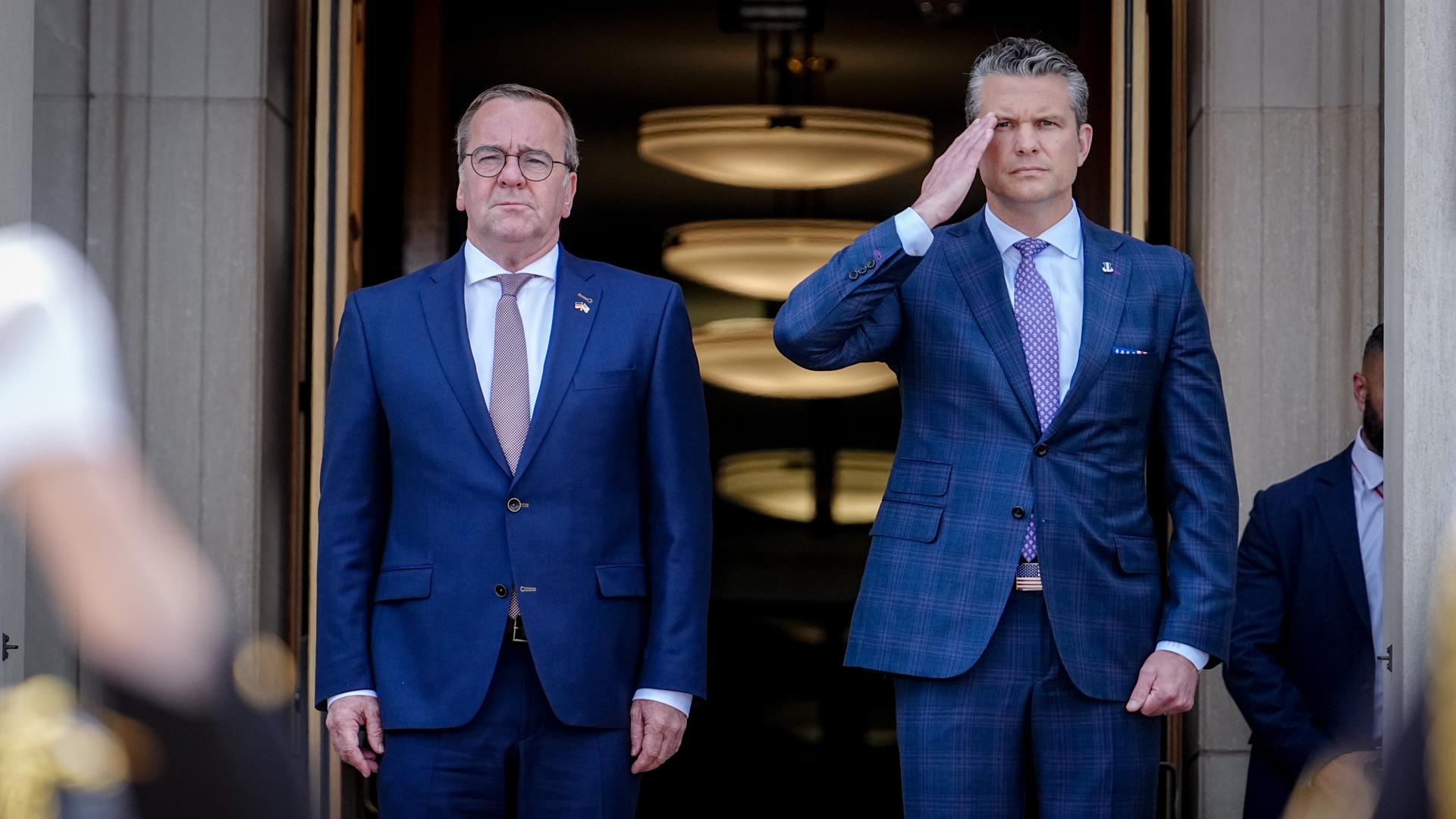 Boris Pistorius (SPD, l), Bundesminister der Verteidigung, wird von seinem US-amerikanischen Amtskollegen Pete Hegseth mit militärischen Ehren empfangen. Boris Pistorius (SPD, l), Bundesminister der Verteidigung, wird von seinem US-amerikanischen Amtskollegen Pete Hegseth mit militärischen Ehren empfangen.