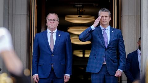 Boris Pistorius (SPD, l), Bundesminister der Verteidigung, wird von seinem US-amerikanischen Amtskollegen Pete Hegseth mit militärischen Ehren empfangen. 