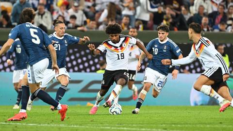 Spielszene: Der deutsche Nationalspieler Karim Adeyemi verteidigt den Ball.