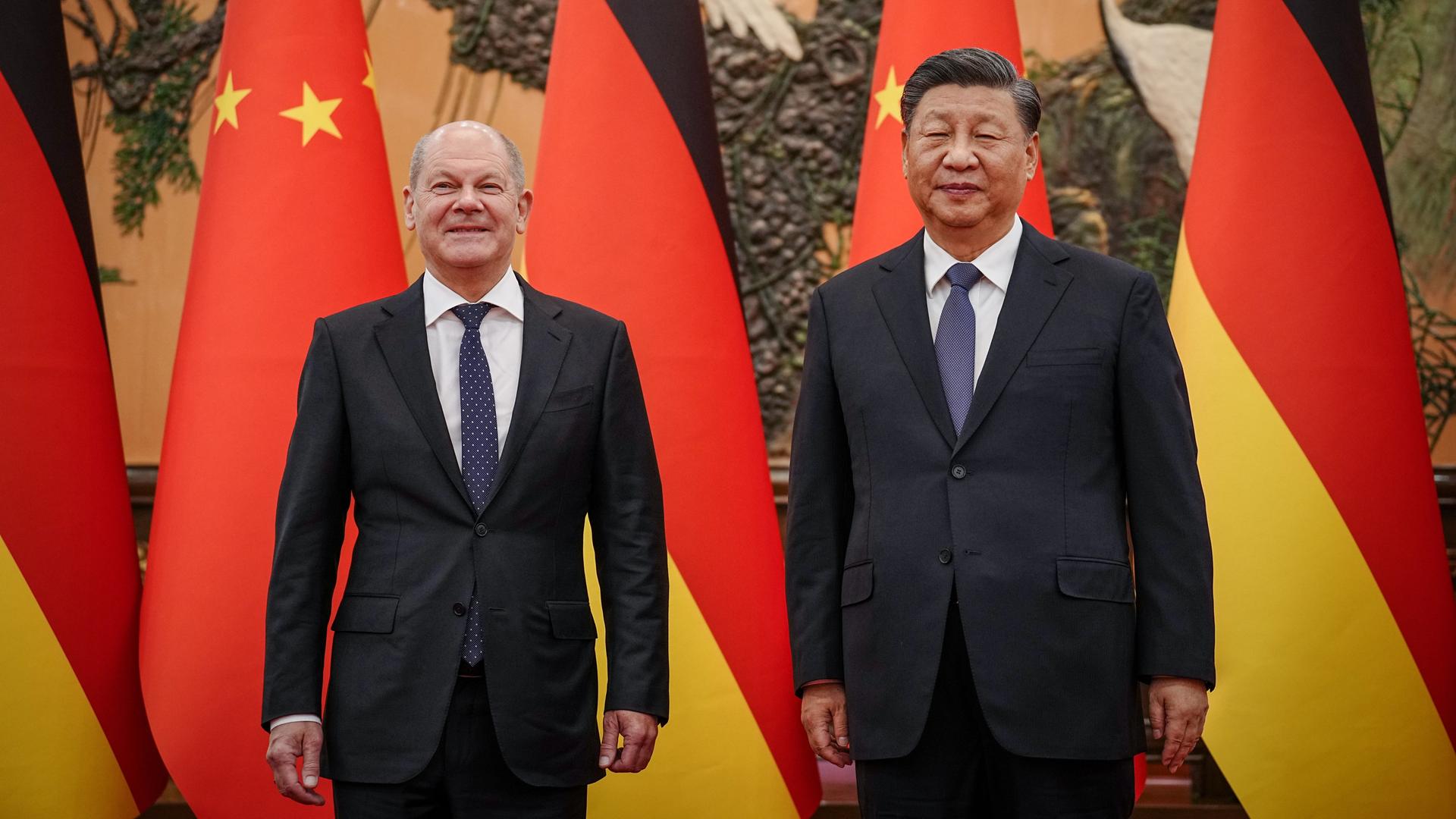 Staatsbesuch in Peking: Xi Jinping (r), Präsident von China, empfängt Bundeskanzler Olaf Scholz (SPD) in der Osthalle der Großen Halle des Volkes.