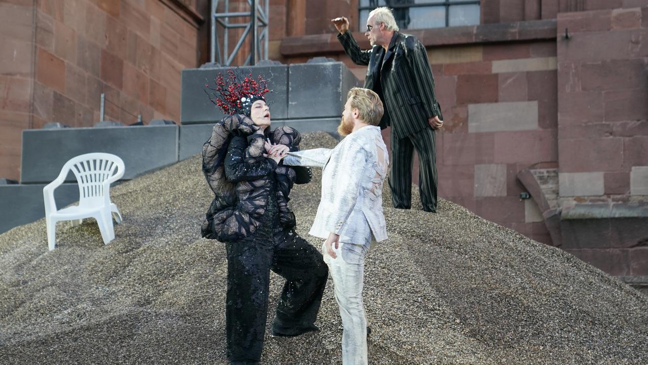 Drei Schauspieler stehen bei der Aufführung der Nibelungen-Festspiele in Worms auf einem Berg aus Kies. 