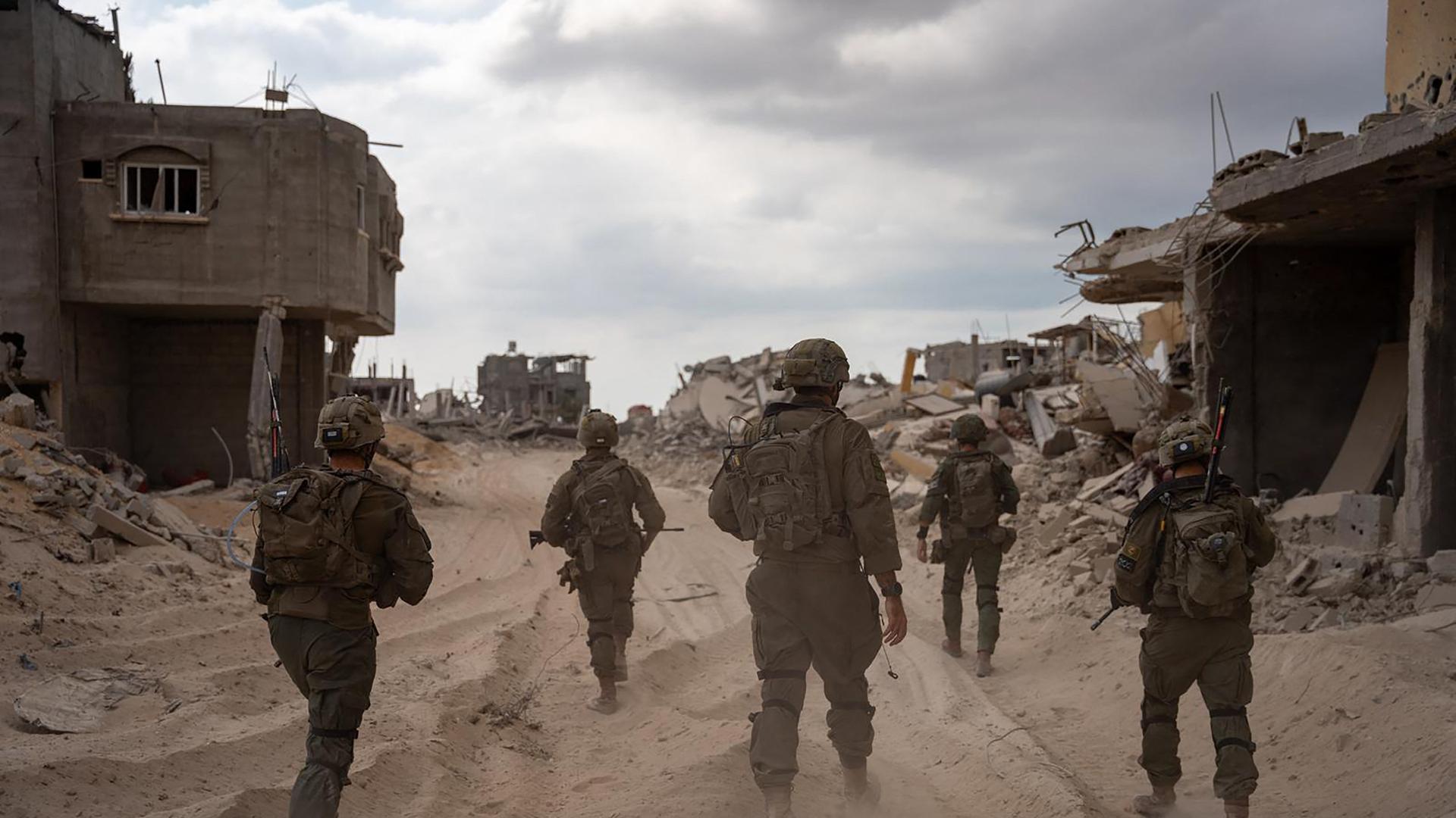 Israelische Soldaten laufen durch Rafah, im Süden des Gazastreifens (18.10.2024)
