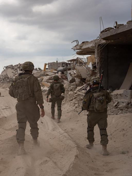 Israelische Soldaten laufen durch Rafah, im Süden des Gazastreifens (18.10.2024)