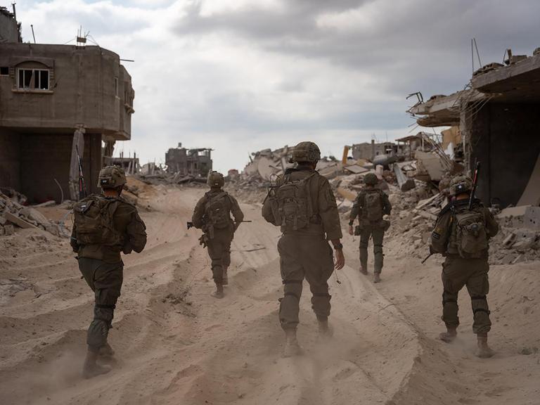 Israelische Soldaten laufen durch Rafah, im Süden des Gazastreifens (18.10.2024)