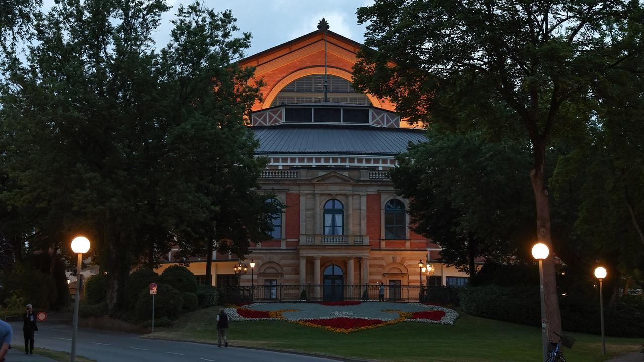 Das Festspielhaus Bayreuth im Abendlicht 