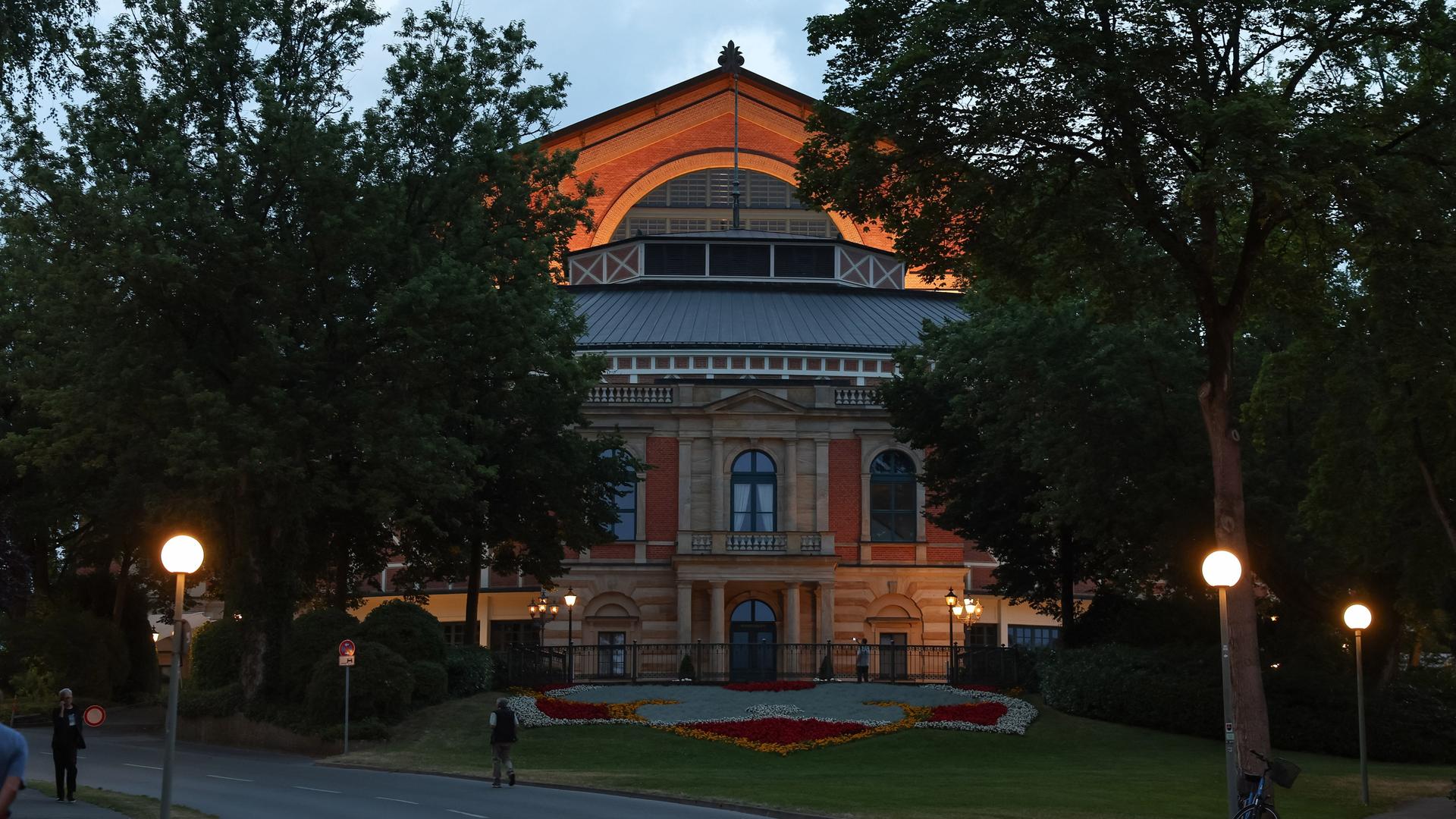 Das Festspielhaus Bayreuth im Abendlicht