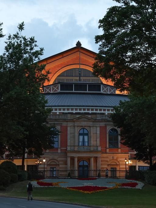 Das Festspielhaus Bayreuth im Abendlicht vor dem Start der Bayreuther Festspiele im Juli 2024.