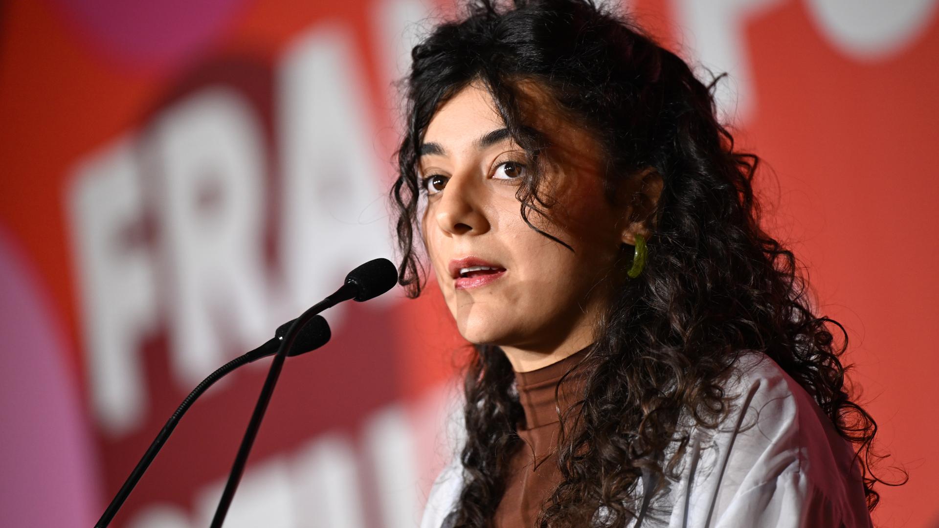 Die Autorin Nora Haddada spricht während der Eröffnungspressekonferenz der Frankfurter Buchmesse. Die Autorin Nora Haddada spricht während der Eröffnungspressekonferenz der Frankfurter Buchmesse.