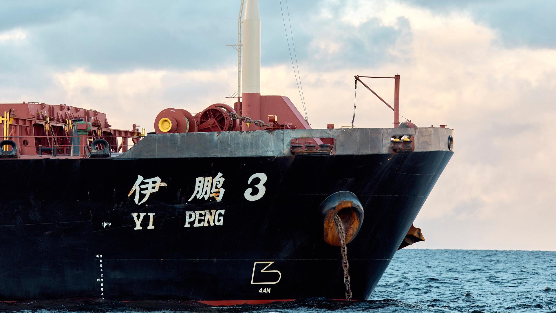 Das chinesische Schiff, der Massengutfrachter «Yi Peng 3», liegt im Kattegat nahe der Stadt Granaa vor Anker. 