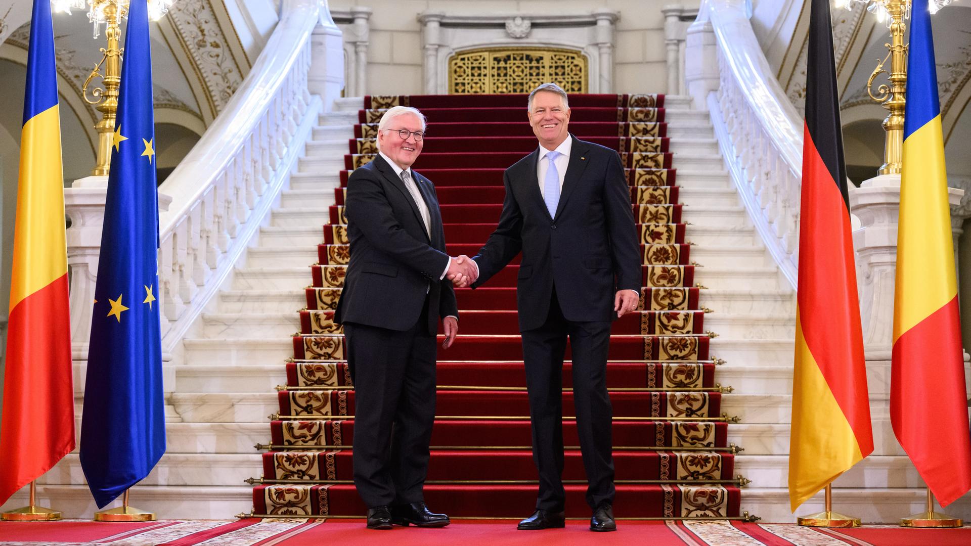 Rumänien, Bukarest: Bundespräsident Frank-Walter Steinmeier und Klaus Johannis, Präsident von Rumänien, treffen sich im Amtssitz des Präsidenten, dem Cotroceni-Palast, zu einem Gespräch. Rumänien, Bukarest: Bundespräsident Frank-Walter Steinmeier und Klaus Johannis, Präsident von Rumänien, treffen sich im Amtssitz des Präsidenten, dem Cotroceni-Palast, zu einem Gespräch.
