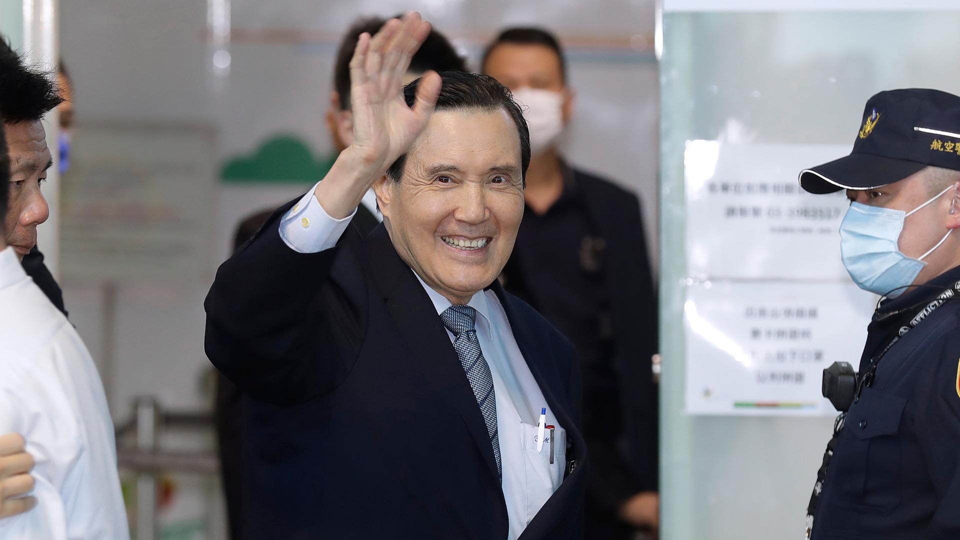 Der ehemalige taiwanische Präsident Ma Ying-jeou winkt bei seiner Abreise nach China am internationalen Flughafen in Taoyuan City. Der ehemalige taiwanische Präsident Ma Ying-jeou winkt bei seiner Abreise nach China am internationalen Flughafen in Taoyuan City.