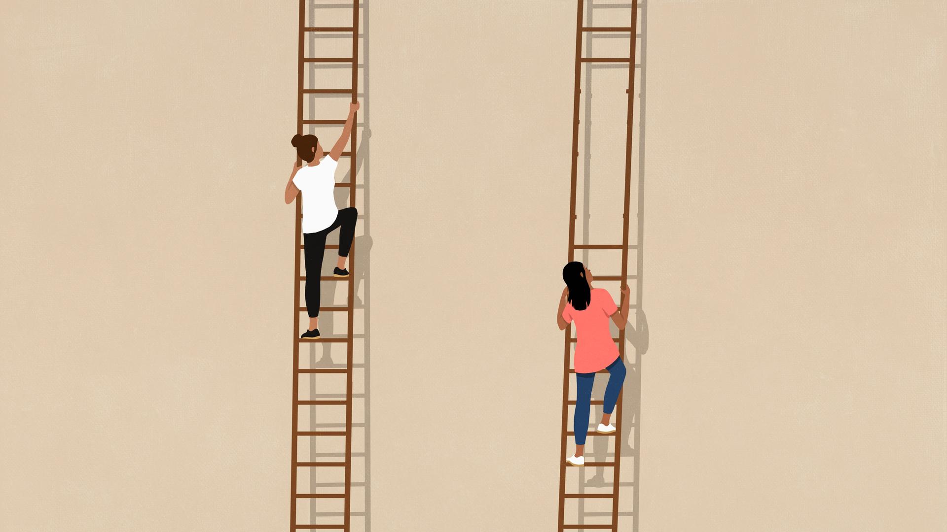 Zwei Frauen steigen lange Leitern hoch, bei einer Frauf fehlen aber mehrere Sprossen. Zwei Frauen steigen lange Leitern hoch, bei einer Frauf fehlen aber mehrere Sprossen.