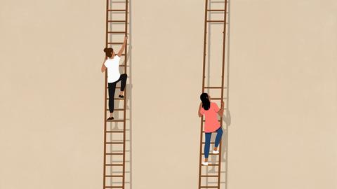 Zwei Frauen steigen lange Leitern hoch, bei einer Frauf fehlen aber mehrere Sprossen.