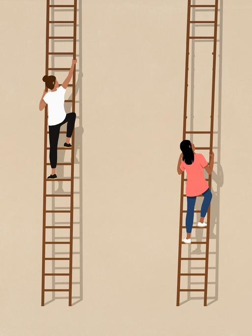 Zwei Frauen steigen lange Leitern hoch, bei einer Frauf fehlen aber mehrere Sprossen.