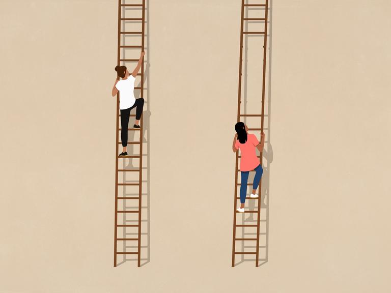 Zwei Frauen steigen lange Leitern hoch, bei einer Frauf fehlen aber mehrere Sprossen.