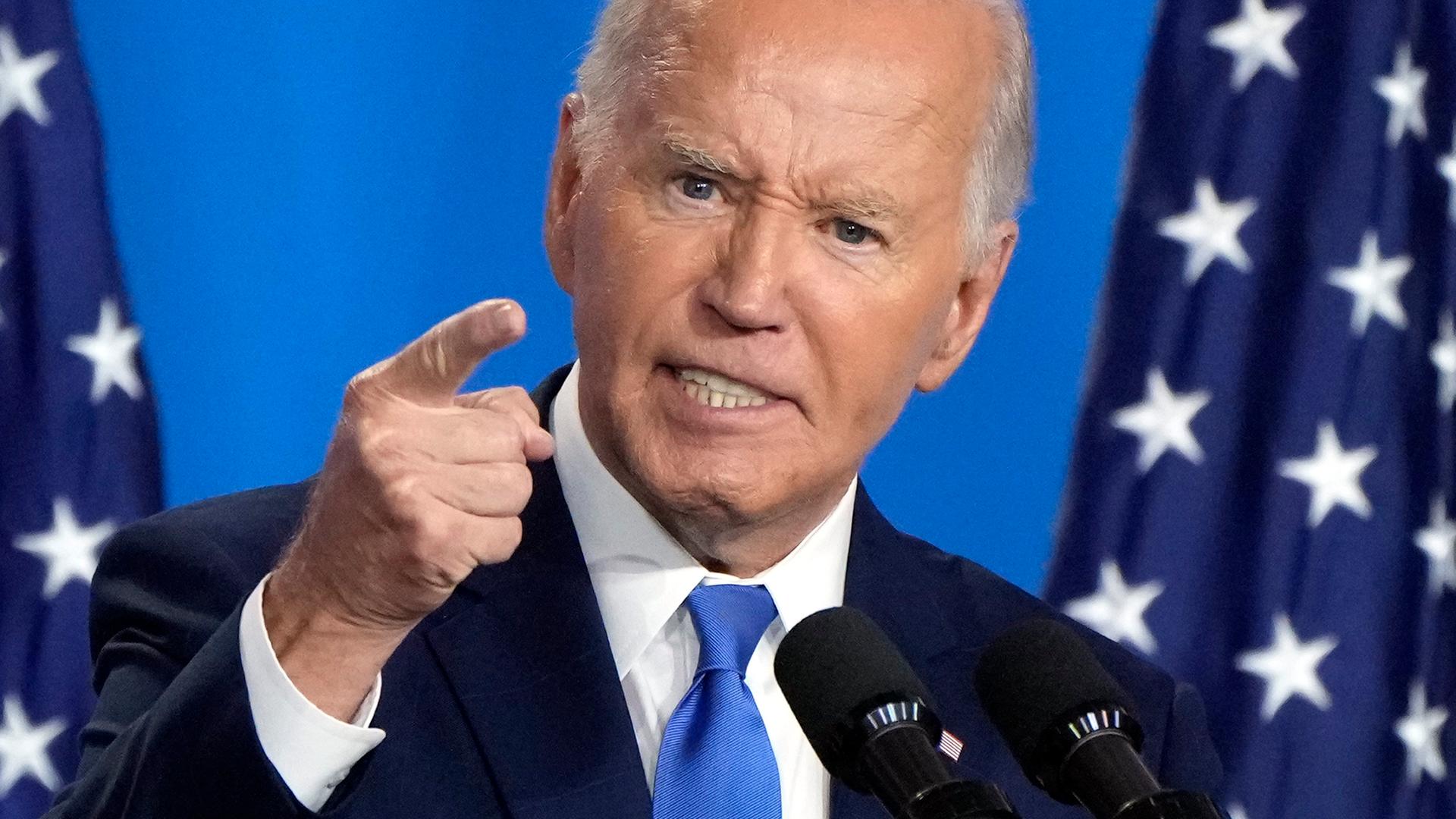 US-Präsident Joe Biden spricht auf einer Pressekonferenz am letzten Tag des NATO-Gipfels in Washington. Er zeigt mit der rechten Hand ins Publikum.