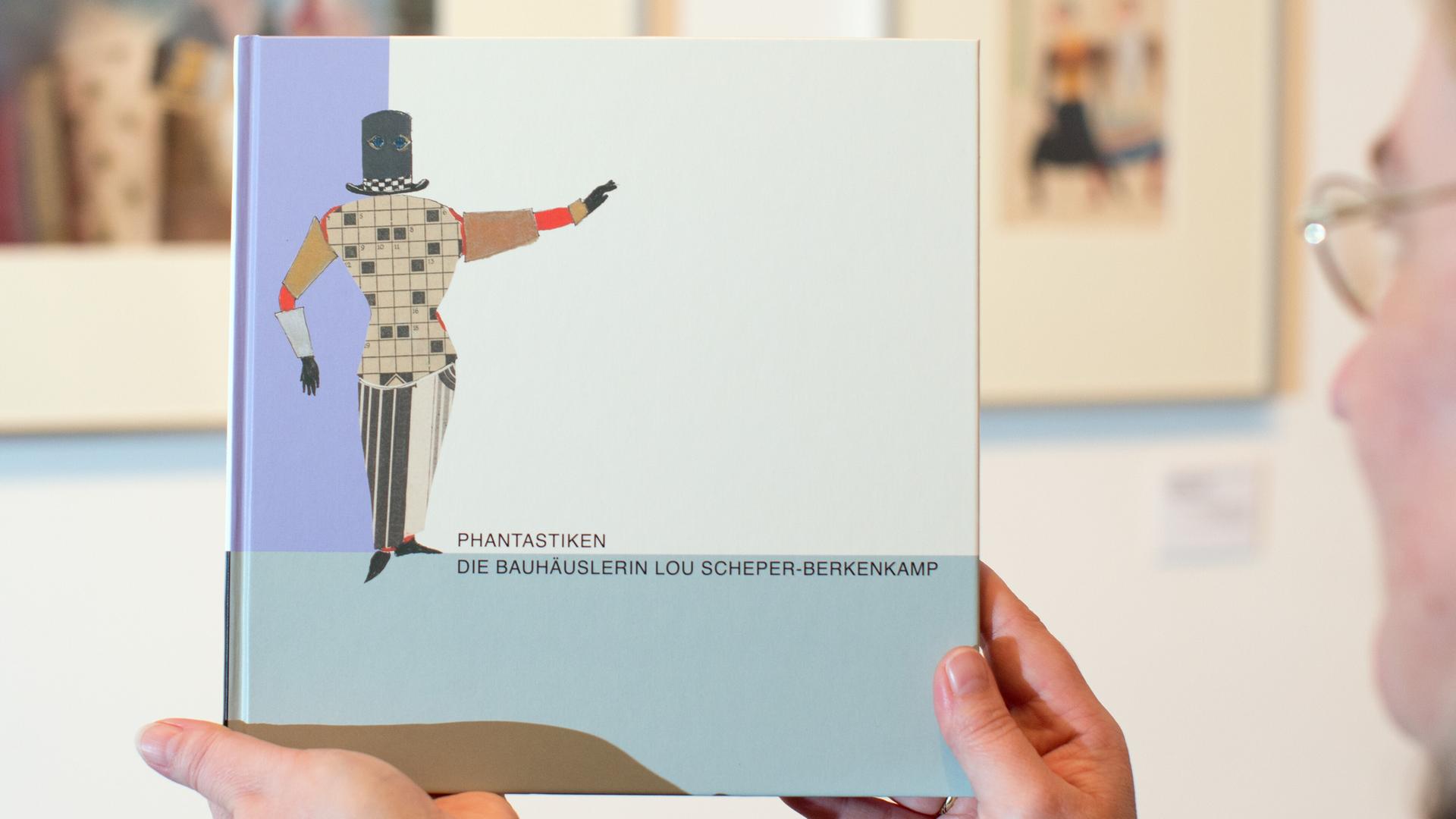 Bilder von Lou Scheper-Berkenkamp (1901-1976) hängen im Felix-Nussbaum-Haus in Osnabrück während der Aufbauphase zur Sonderausstellung "Phantastiken"