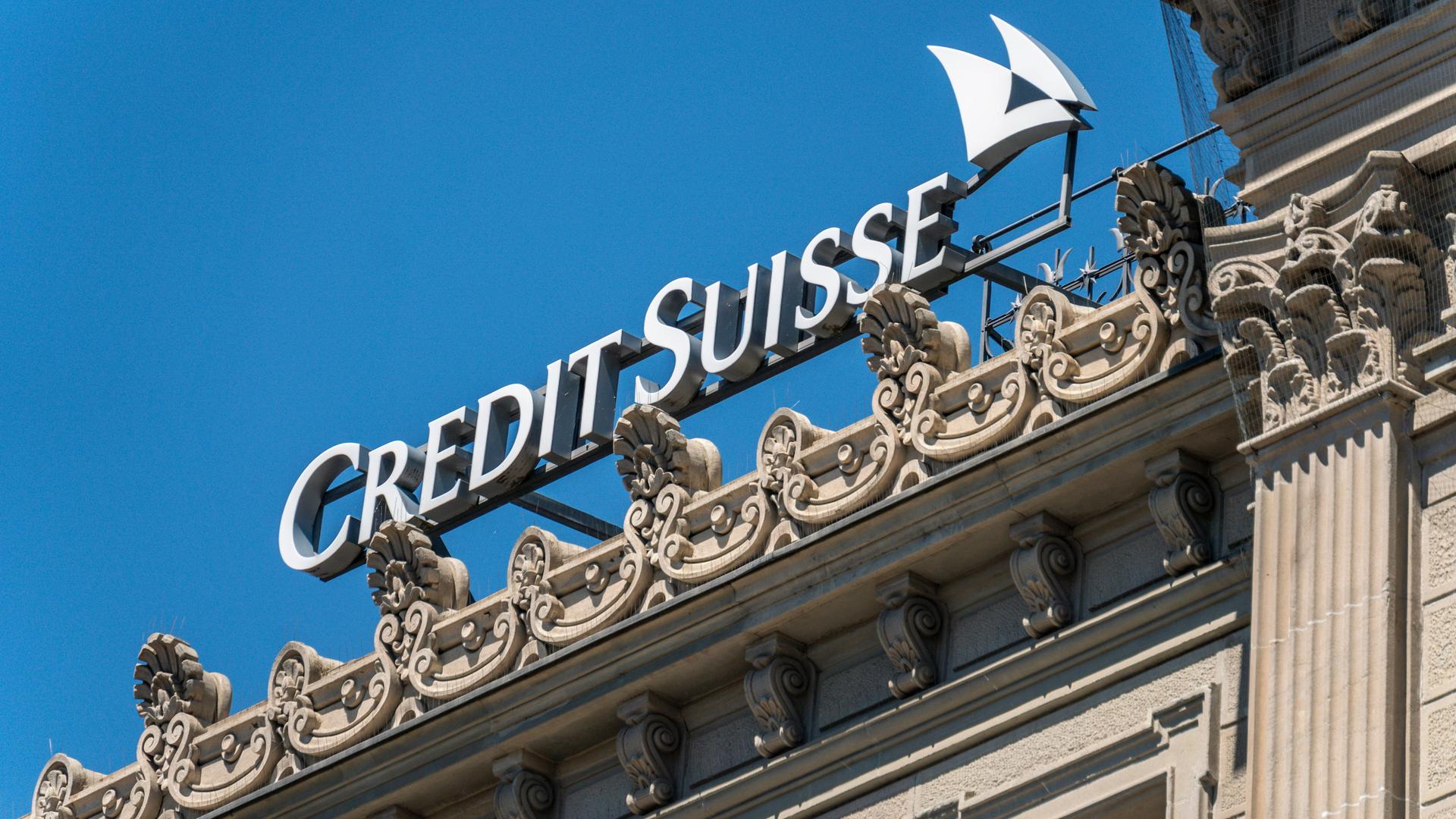 Logo der Schweizer Großbank Credit Suisse an einem klassizistischen Gebäude