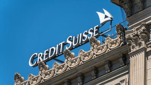 Logo der Schweizer Großbank Credit Suisse an einem klassizistischen Gebäude